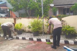 Polsek Kaur Selatan Melakukan Kegiatan Manajemen Kebersihan Lingkungan Polsek