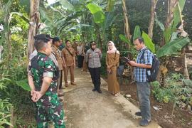 Kapolsek Kerkap Bersama Bhabinkamtibmas Hadiri Penetapan Titik Nol Pembangunan Jalan Rapat Beton