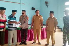 Bhabinkamtibmas Hadiri Pembagian Bantuan Langsung Tunai untuk Masyarakat Desa Giri Kencana