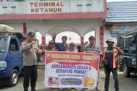 Cegah Pungli, Bhabinkamtibmas Polsek Ketahun Sosialisasi Saber Pungli kepada Warga