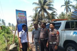 Jasa Raharja Bengkulu dan FKLL Pasang Banner Peringatan di Titik Jalan Longsor Menjelang Mudik Nataru 2024 