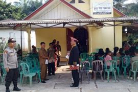 Personel Polsek Padang Jaya, Melaksanakan Pengamanan dan Pengaturan Perayaan Natal di Gereja Gekisia Desa Marga Sakti 