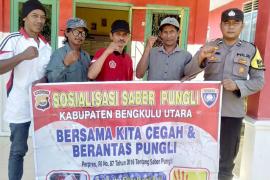 Bhabinkamtibmas Polsek Ketahun Sosialisasi Saber Pungli di Desa Melati Harjo 