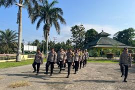 Latih Kekompakan, Kanit Sabhara Polsek Kerkap Pimpin Latihan Perdaspol