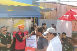 Polsek Ketahun Berikan Bantuan dari BPBD dan Linjamsos kepada Korban Kebakaran
