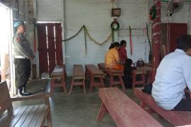 Jaga Kondusifitas Gereja Aman Selama Pelaksanaan Ibadah, Personel Polsek Kaur Selatan Lakukan Pengamanan 