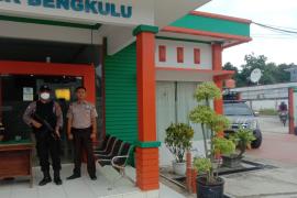 Berikan Rasa Aman dan Nyaman Bertransaksi, Personil Polsek Ketahun Pam Bank BPD