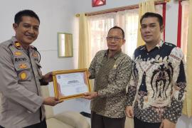Aktif Bina Bola Voly Tingkat Kecamatan, Kapolsek Padang Jaya Terima Penghargaan