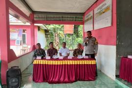 Bhabinkamtibmas Polsek Kerkap Hadiri Verifikasi MDST Rapat Pembangunan Jalan Rabat Beton