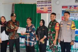 Hadiri Penyaluran BLT DD di Desa Sawah Jangkung, Bhabinkamtibmas Sampaikan Imbauan Kamtibmas
