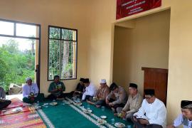 Kapolsek Batik Nau Beserta Anggotanya Undang Ustad Sumarwansyah Dalam Kegiatan Doa Bersama
