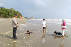 Antisipasi Gangguan Kamtibmas, Polsek Ketahun Giat Pengamanan Objek Wisata Pantai
