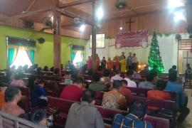 Personel Polsek Air Besi Amankan Ibadah Tahun Baru di Gereja Gekisia Desa Tebing Kandang