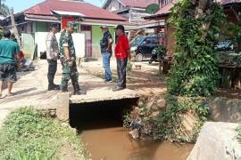 Bhabinkamtibmas Polsek Ketahun dan Tripika Ketahun Monitoring dan Evaluasi Banjir di Perumnas Giri Kencana