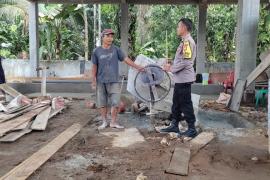 Sambang ke Pekerja Bangunan, Bhabinkamtibmas Polsek Padang Jaya Sampaikan Imbauan Kamtibmas