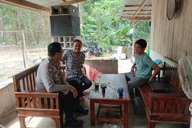Bhabinkamtibmas Polsek Padang Jaya Sambangi Petani Sawit, Imbau Waspada Curanmor
