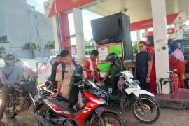 Cek Bahan Bakar Minyak di SPBU, Polsek Ketahun Lakukan Patroli Serta Sampaikan Kamtibmas