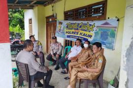 Bhabinkamtibmas Polsek Maje Jumat Curhat Bersama Masyarakat Tanjung Beringin 