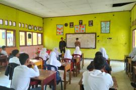 Imbau dan Sampaikan Dampak Kenakalan Remaja, Polsek Padang Guci Hulu Police Goes To School 