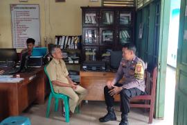 Ini Pesan Bhabinkamtibmas Polsek Padang Jaya Saat Sambangi Kantor Desa
