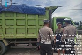 Polsek Ketahun Beri Imbauan Pada Truk Batu Bara Dilarang Lewat Jalur Urai - Bintunan