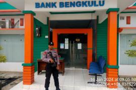 Personel Polsek Ketahun Pengamanan Objek Vital Bank BPD