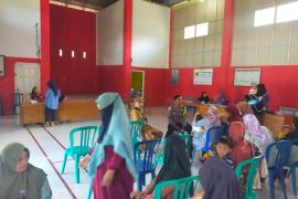 Hadir di Posyandu, Bhabinkamtibmas Polsek Ketahun Berikan Pesan Kamtibmas ke Warga