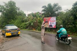 Semangat Pagi, Personel Polsek Batik Nau Lakukan Pengaturan Jalan