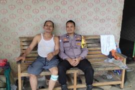 Peduli kepada Warganya, Bhabinkamtibmas Polsek Padang Jaya Jenguk Warga yang Sakit