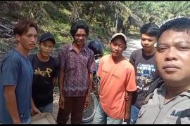 Bhabinkamtibmas Polsek Batik Nau Sosialisasi Saber Pungli ke Jalur Pesisir Kecamatan Batik Nau
