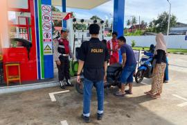 Personel Polsek Kerkap Rutin Cek Stok Ketersediaan BBM di SPBU Desa Perbo