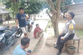 Ngobrol Bersama Warga, Bhabinkamtibmas Sampaikan Imbauan Kamtibmas