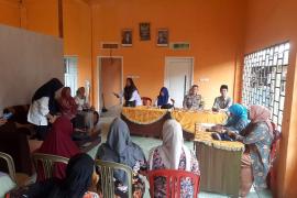 Bhabinkamtibmas Polsek Padang Ulak Tanding Sosialisasikan Keluarga Berencana di Desa Tanjung Sanai 1