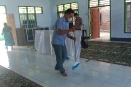 Polsek Tanjung Kemuning Kebersihan Masjid di Desa Tanjung Aur II Jelang Peringatan Isra Mikraj 