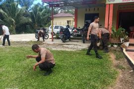 Sinergitas Polisi Bersama Warga, Polsek Muara Sahung Kebersihan Masjid Al-Adam Desa Ulak Bandung Jelang Isra Mikraj 
