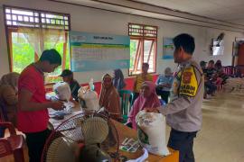 Bhabinkamtibmas Polsek Ketahun Memantau Langsung Kegiatan Pembagian Beras Bulog