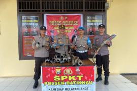 Gelar Press Release, Polsek Batik Nau Berhasil Sita Puluhan Knalpot Brong