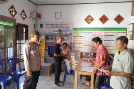 Polisi Pantau Langsung Kegiatan Pembagian Beras Bulog di Desa Giri Kencana
