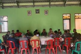 Seluma - Bhabinkamtibmas Polsek Sukaraja Polres Seluma Polda Bengkulu, Aiptu Thomas Eko mewakili Kapolsek Sukaraja menghadiri giat Musyawarah Perencanaan Pembangunan Fisik dan Nonfisik Desa Tahun 2024 (Musrenbang Desa tahun anggaran 2024) di Desa Bukit Peninjauan II Kec. Sukaraja Kab. Seluma, Kamis (22/02/2024).  Dalam kesempatan musyawarah tersebut Bhabinkamtibmas menyampaikan pesan Kamtibmas kepada masyarakat untuk dapat bersama sama menjaga Situasi Kamtibmas khususnya di Desa Bukit peninjauan II Kecamata