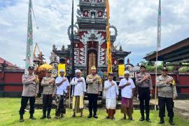 Kapolres Bengkulu Utara Menghadiri Perayaan Ibadah Galungan di Pura Dharma Yatra