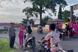 Berbagi Kebahagiaan Jelang Berbuka Puasa,  Polsek Ketahun Bagi-Bagi Takjil