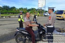 Bengkulu Selatan - Untuk memastikan keselamatan berlalu lintas berjalan dengan lancar, khususnya menjelang bulan Ramadhan 1445 Hijrah. Polres Bengkulu Selatan (BS) melalui Satlantas menggelar Giat Satgas III Operasi Keselamatan Nala 2024. Operasi tersebut dilakukan pada Kamis  14 Maret 2024 sekira pukul 16 .30 WIB sampai dengan selesai. Adapun titik operasi tersebut dipusat di Jalan protokol dalam Kota Manna, terutama Jln Jendral Sudirman Kecamatan Pasar Manna Kabupaten Bengkulu  dan Simpang Rukis Manna BS.