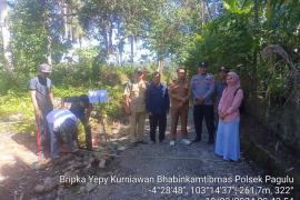 Bhabinkamtibmas Polsek Padang Guci Hulu Hadiri Titik Nol Pembanguna Rabat Beton di Desa Manau IX 2 