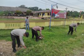 Terapkan Program Sabtu Lingkungan, Polsek Maje Bersih-Bersih Mako 
