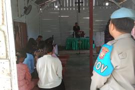 Polsek Kaur Selatan Monitoring Kegiatan Pengamanan Ibadah Gereja Umat Kristiani di Postel HKBP Pondok Pusaka 