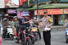 Semangat Saling Berbagi, Polres Rejang Lebong Berbagi Takjil kepada Warga
