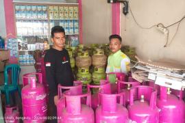 Cegah Kelangkaan, Personel Polsek Ketahun Cek Pangkalan Gas LPG 3 Kg