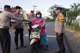Polsek Padang Ulak Tanding Berbagi Takjil Kepada Masyarakat