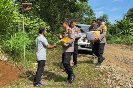 Peduli Sesama, Personel Polsek Padang Jaya Laksanakan Bakti Sosial kepada Masyarakat Desa Tanjung Harapan