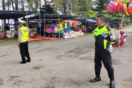 Satlantas Polres BS Berikan Imbauan Kepada Masyarakat Terkait Peningkatan Arus Lalu lintas di Pertigaan Menuju Pantai Pasar Bawah
